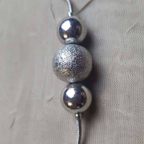 Beautiful Set of Jewelry, Necklace & Earrings Silver Tone. - Picture 6 of 12